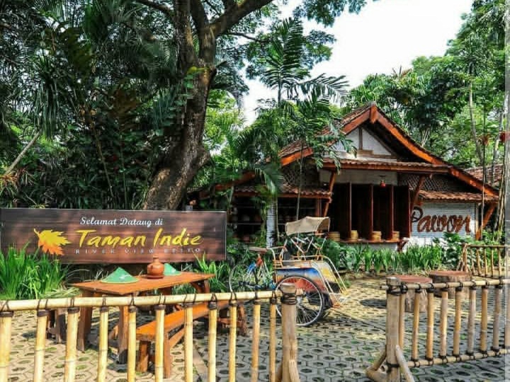 OUT OF THE BOX BANGET! Suasana Taman Indie River View Resto yang berbeda dari resto lainnya di Kota Malang