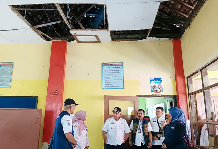 TAK BISA DIGUNAKAN: Kepala SDN Kendalpayak Lilis Supriyanti (dua dari kiri) mendampingi Bupati Malang H M. Sanusi (tiga dari kiri) dan jajaran Perangkat Daerah Kabupaten Malang meninjau aula SDN Kenda