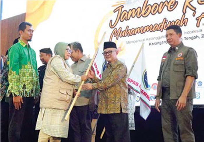 APRESIASI: Dra Umi Mafrukhah mewakili SMA Muhammadiyah 1 Malang menerima penghargaan dari Mendikdasmen Prof Abdul Mu