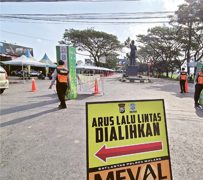 REKAYASA LALIN: Personel Satlantas Polres Malang dibantu personel dari Dishub Kabupaten Malang berjaga di Jalibar, Kepanjen kemarin (2/7).