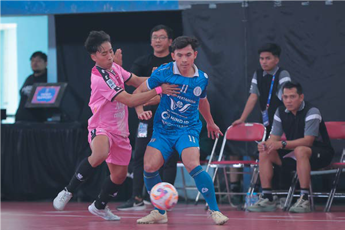 ENGGAN TERLENA: Flank Unggul FC Malang Vicky Irawan (kiri) menempel ketat pemain Pangsuma FC dalam laga PFL seri Surabaya beberapa waktu lalu.