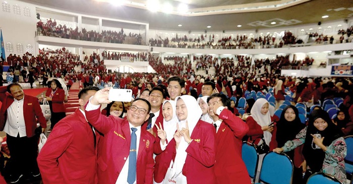 BERI PESAN: Penasihat Khusus Presiden RI Bidang Pertahanan Jenderal (Purn) TNI Dudung Abdurachman mengajak selfie sejumlah mahasiswa UMM, kemarin siang.