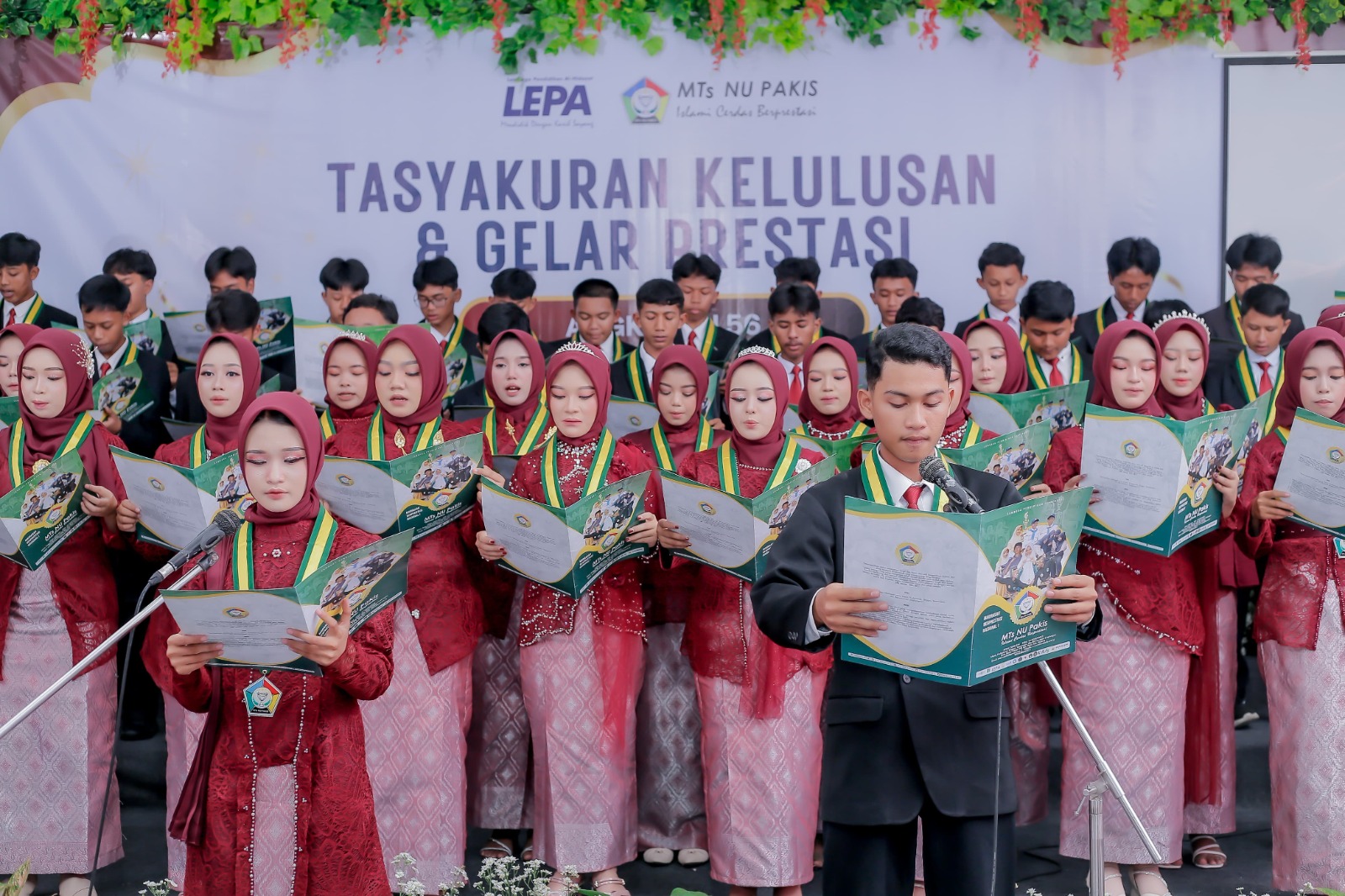 CETAK GENERASI BERPRESTASI: Momen acara kelulusan MTs NU Pakis berlangsung khidmat dan penuh haru.