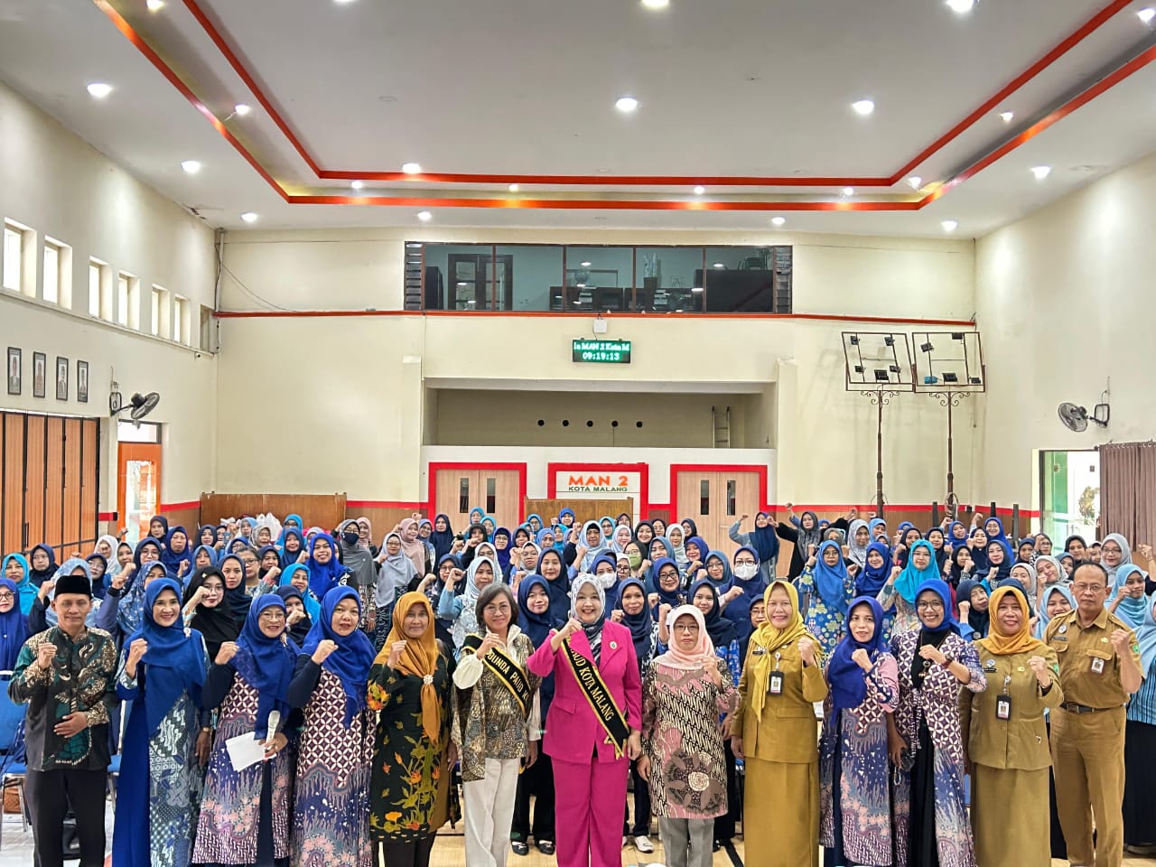 BOIS BERKELAS: Bunda PAUD Kota Malang Dra Hj. Andriani Wahyu Hidayat (baju pink) bersama tamu undangan dan 325 peserta bimtek Deep Learning, 23-25 Juni.
