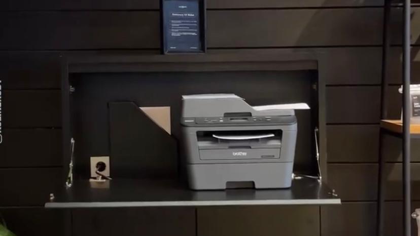 Fasilitas print mandiri di dalam kafe ini menjadi daya tarik bagi pelajar dan mahasiswa yang ingin menyelesaikan tugas tanpa harus berpindah tempat.