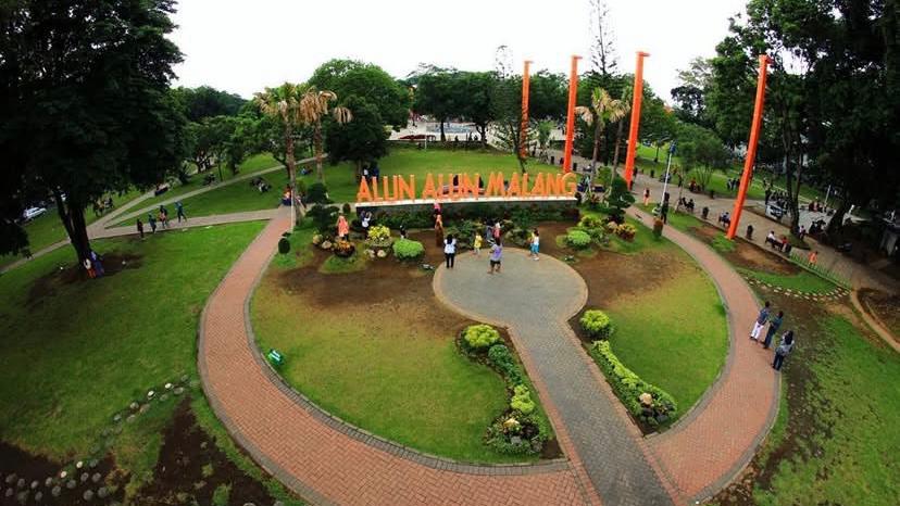 Sejumlah mahasiswa terlihat asyik mengerjakan tugas di bawah rindangnya pepohonan taman kota. Suasana tenang jadi favorit untuk belajar di luar ruangan.