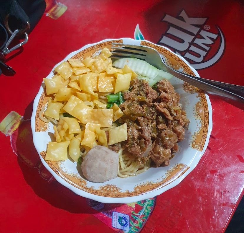NIKMAT: Menyantap hangatnya mi ayam menjadi salah satu penghilang stress