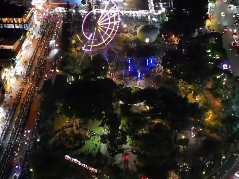 Kuliner malam, angin sejuk, dan cahaya lampu kota membuat malam di Batu tetap hidup dan tak kalah seru dibanding siang hari.