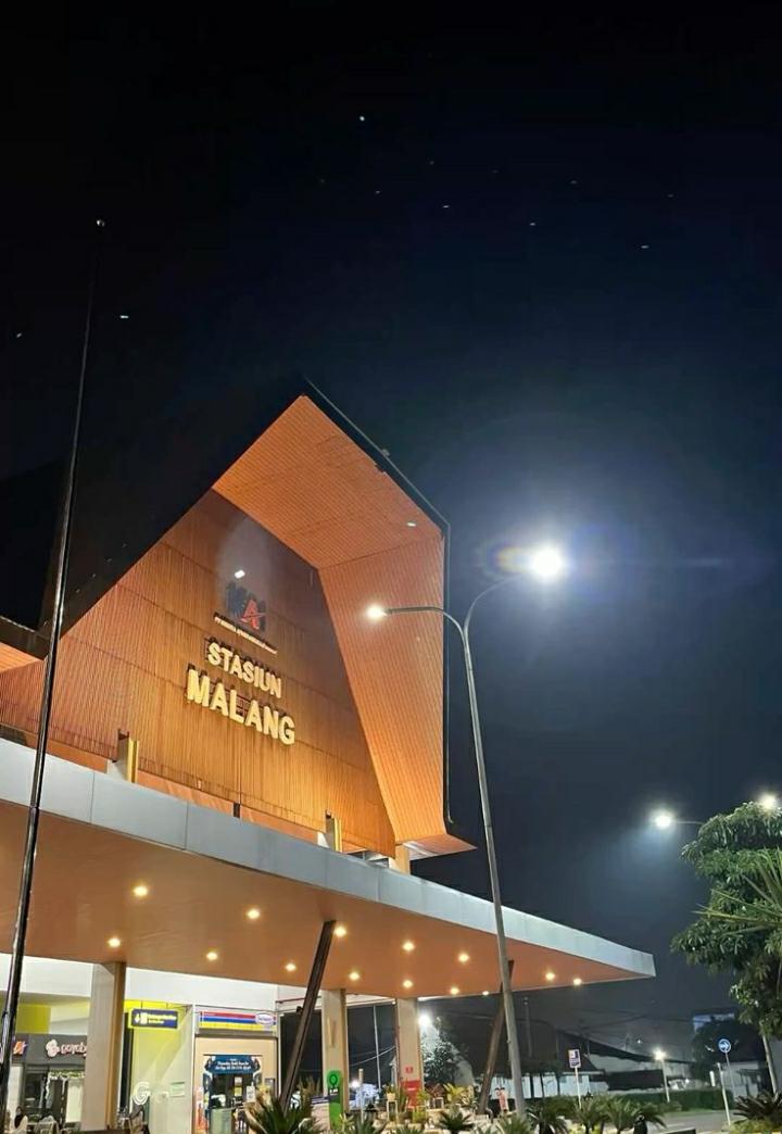 STASIUN MALANG: Sederet kuliner enak di seberangnya