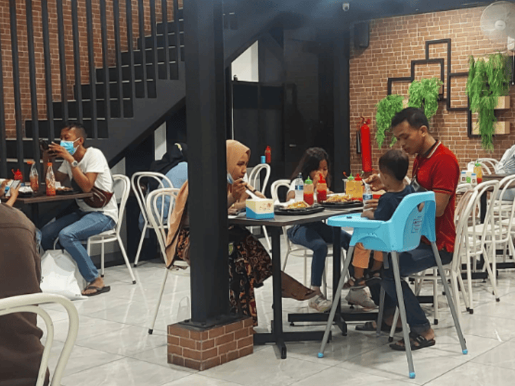 Suasana di Moen-Moen steak, terlihat beberapa pengunung tengah menikmati makanan.