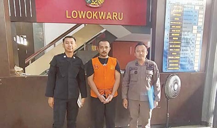 BUKAN PENGEDAR: David Dwi Fahrudin (tengah) bersiap keluar dari Lapas Lowokwaru menuju RSJ Dr Radjiman Wediodiningrat Lawang kemarin.
