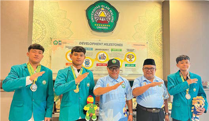 MEMBANGGAKAN: Rektor Unisma Prof Drs H Junaidi Mistar PhD (tengah) bersama tiga mahasiswa yang meraih medali di ajang Porprov IX Jatim.