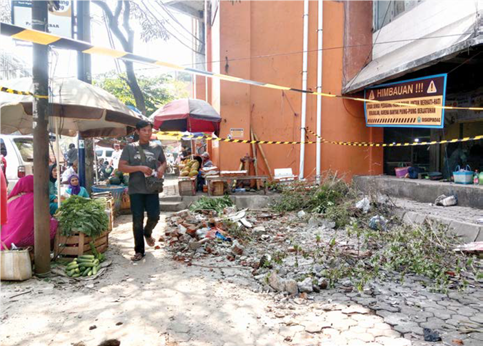PENCEGAHAN: Penanda khusus di bekas reruntuhan tembok lantai tiga Pasar Besar Malang dipasang sejak beberapa hari lalu.