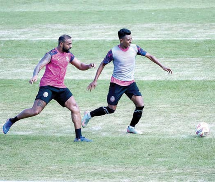 MODAL BAGUS: Dedik Setiawan (kanan) berusaha menjangkau bola dalam sesi internal game di Lapangan Wonoayu Wajak, Kabupaten Malang, kemarin.