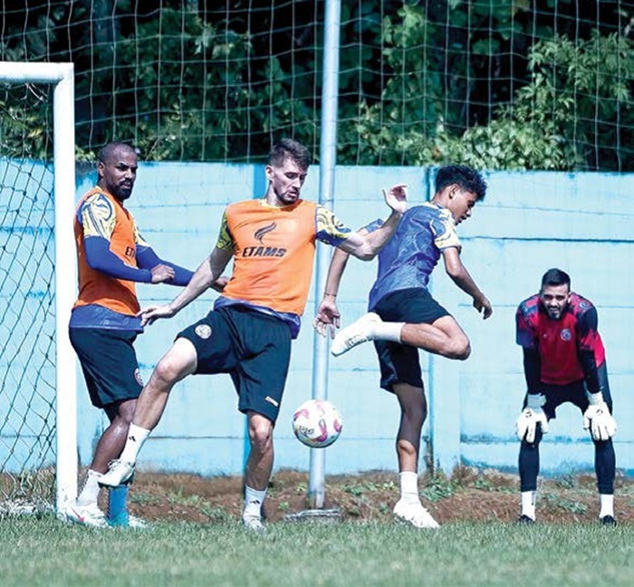 MAKSIMALKAN PERSIAPAN: Dari kiri, Thales Lira, Odivan Koerich, Dimas Aryaguna menjalani sesi latihan di ARG Soccer Field Lawang pada Rabu lalu (2/7).