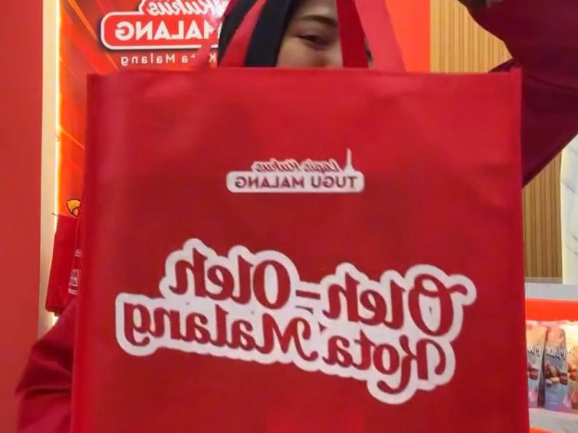 Manisnya oleh-oleh khas Malang tak pernah gagal menarik perhatian wisatawan.