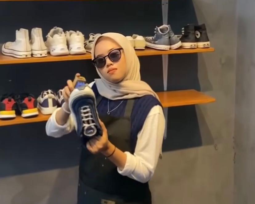 Jasa cuci sepatu sekitar UB makin banyak dicari mahasiswa.