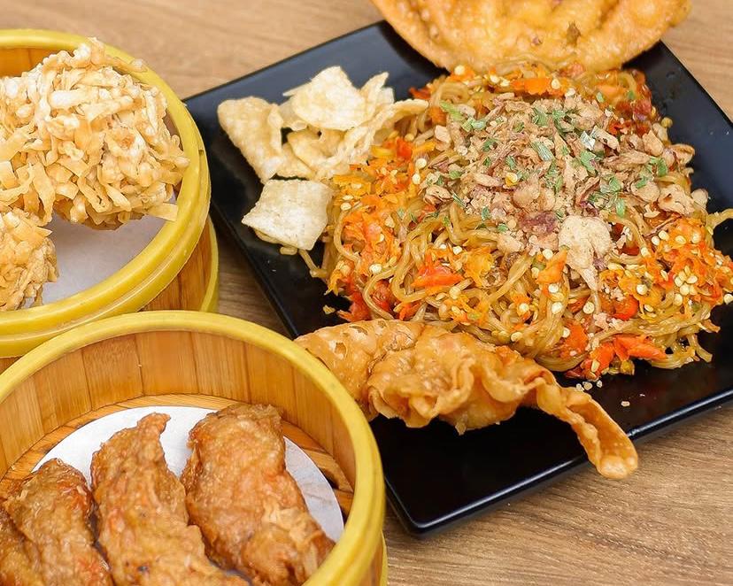 Mie pedas level jadi salah satu kuliner wajib coba di Malang. Favorit mahasiswa karena murah, kenyang, dan bikin nagih.