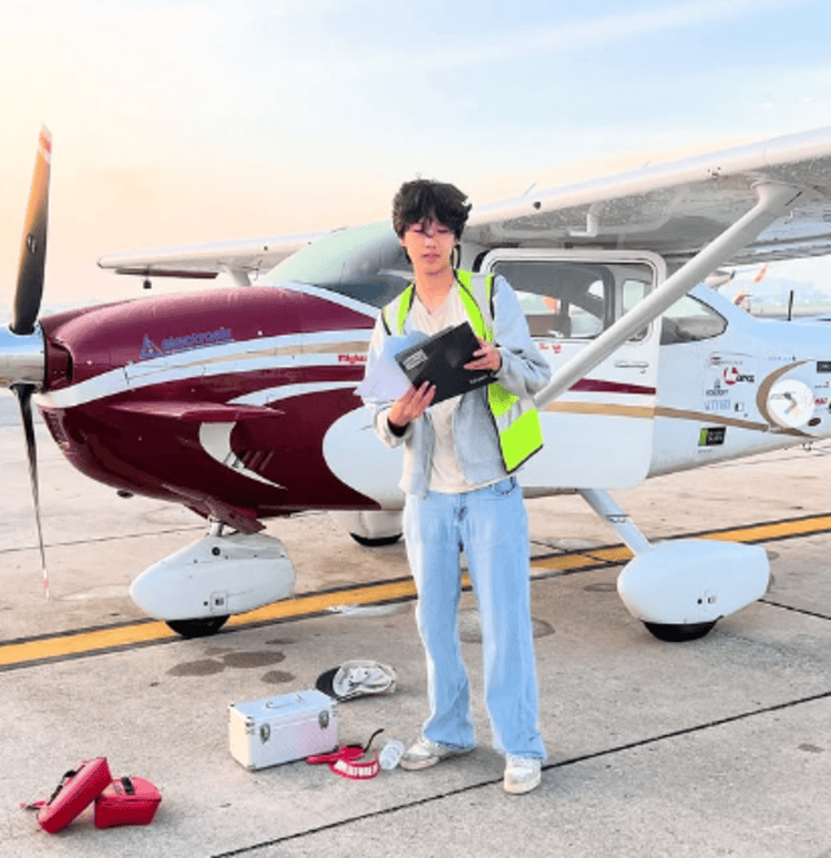 Ethan Guo berdiri di samping pesawat Cessna miliknya.