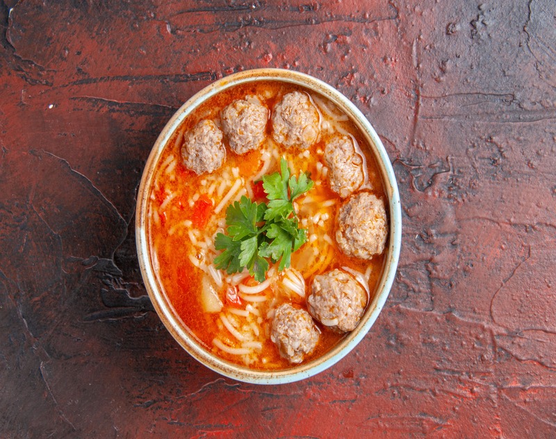 Kenikmatan bakso pedas dengan kuah yang masih panas