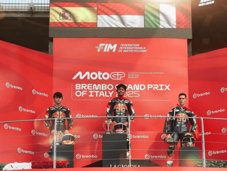 Veda Ega Pratama(tengah) menduduki Podium tertinggi di Mugello yang disusul oleh David Gonzales(kiri) di podium kedua dan Giulio Pugliese(kanan) di podium ketiga