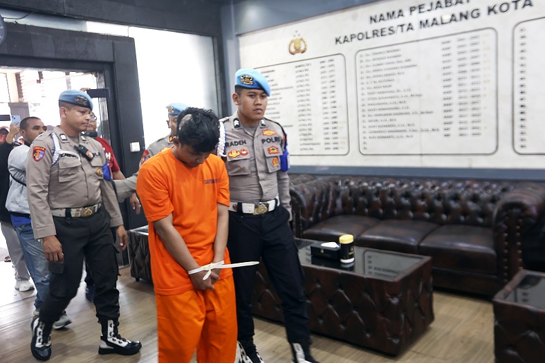 EMOSI: Fatur Rochim ditahan di Mapolresta Malang Kota setelah terlibat keributan dengan peserta konvoi perguruan silat yang mengakibatkan satu orang meninggal dan dua lainnya luka.