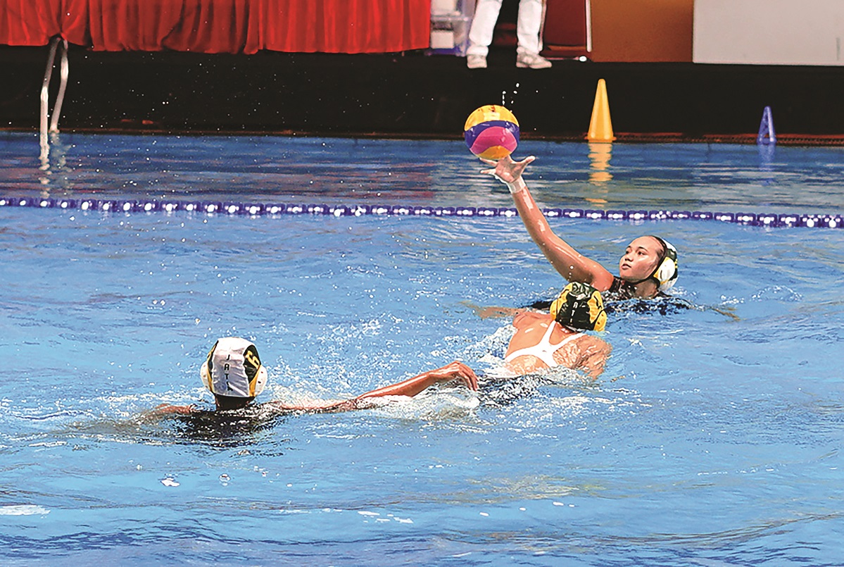 JAGA ASA EMAS: Atlet Polo Air Putri Kota Malang (kanan) berusaha melepaskan umpan dalam laga melawan kontingen Kota Surabaya di Kolam Renang Stadion Gajayana, kemarin.