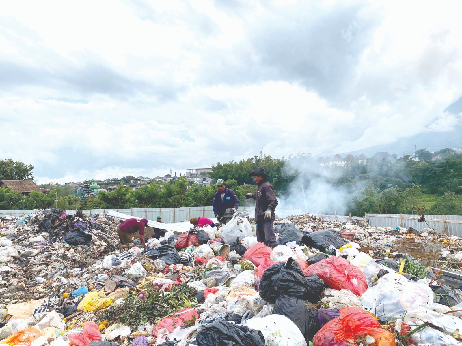 PROSES PEMILAHAN: Para petugas memilah sampah di TPS3R Kelurahan Sisir beberapa waktu lalu.