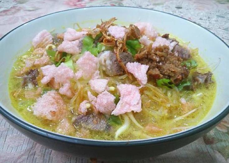 LEZAT: Semangkuk soto hangat dengan kuah bening dan taburan bawang goreng yang menggoda siap menghangatkan harimu di tengah dinginnya udara Malang.