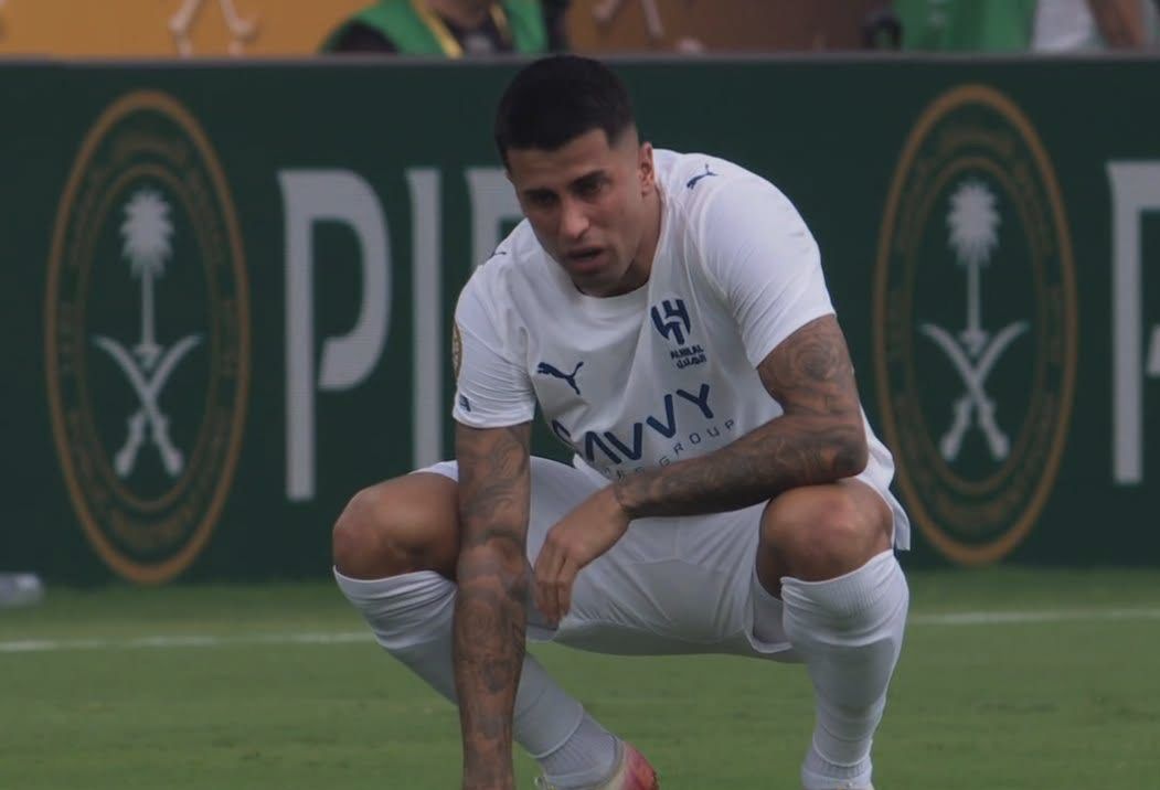 SEDIH: Joao Cancelo terlihat menangis sebelum pertandingan mulai.