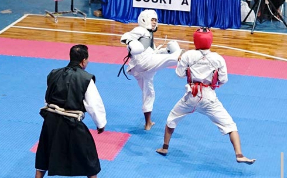 GEMILANG: Atlet Kempo Kota Malang (kiri) melakukan tendangan ke atlet Kota Surabaya dalam laga Porprov IX Jatim pekan lalu.