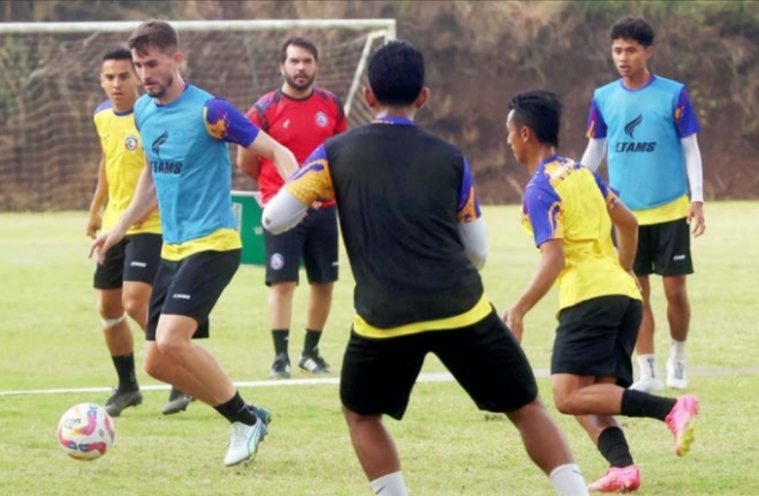 HARUS KERJA KERAS: Odivan Koerich (kiri) berusaha menggiring bola dalam sesi latihan di Lapangan Sepak Bola Universitas Brawijaya pada 30 Juni lalu.