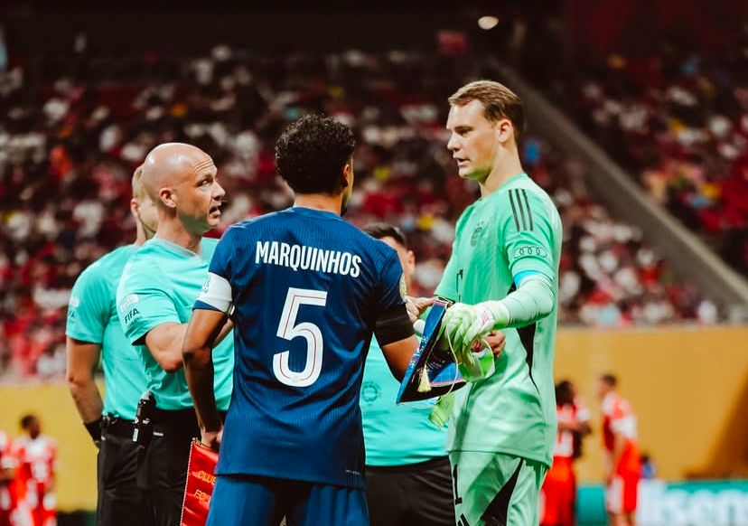 BERSALAMAN: Marquinhos berjabat tangan dengan Manuel Neuer di laga perempat final kemarin.