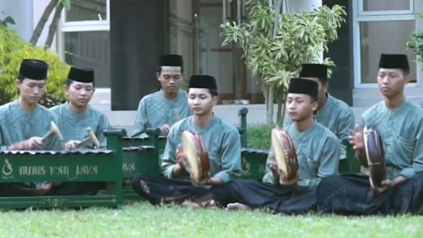 Hadrah Ishari meriahkan penutupan Porprov Jatim 2025 di Stadion Kanjuruhan, dengan penampilan kolosal 1.100 santri yang menggugah semangat persatuan.