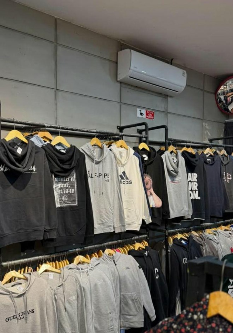 STYLISH: beberapa pakaian brand yang murah meriah di toko go thrift store Malang