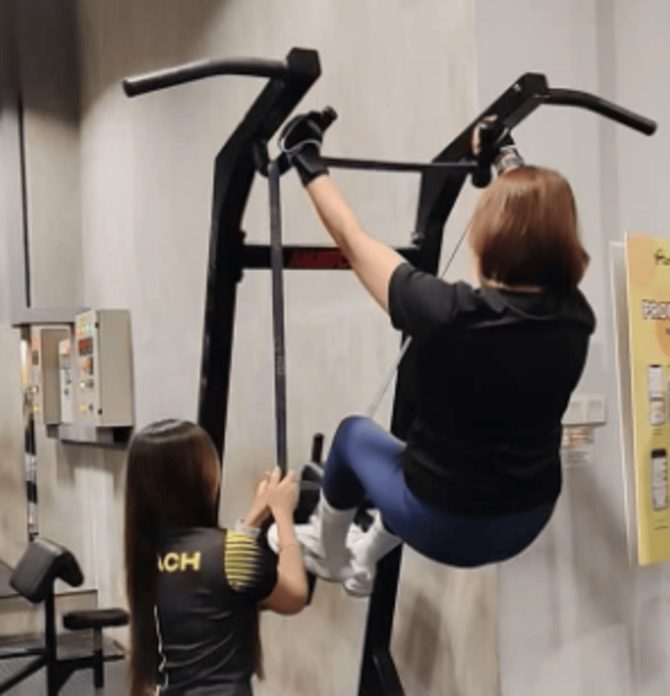Terlihat orang sedang beraktivitas di gym