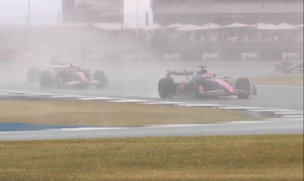 F1 - GP Inggris, SIrkuit Silverstone yang tampak diguyur hujan deras, 6 Juli 2025