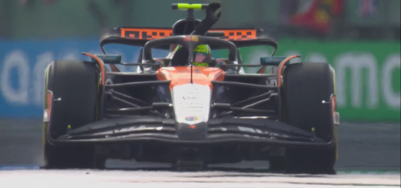Lando Norris melambaikan tangan kepada penonton, Pembalap tuan rumah ini memenangkan GP Silverstone