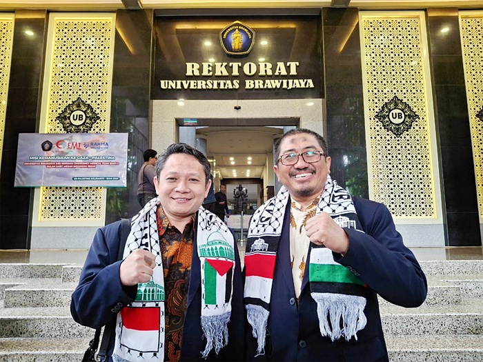 MISI KEMANUSIAAN: Dr dr Ristiawan Muji Laksono SpAnTI Subsp MN (K) FIPP (kiri) dan Dr dr Mohammad Kuntadi Syamsul Hidayat MKes MMR SpOT dijadwalkan berangkat ke Jakarta hari ini (7/7), kemudian bertol