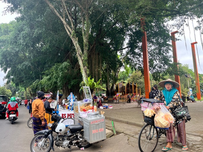 BANDEL: PKL liar membuka lapak di pinggiran Alun-Alun Merdeka kemarin siang.