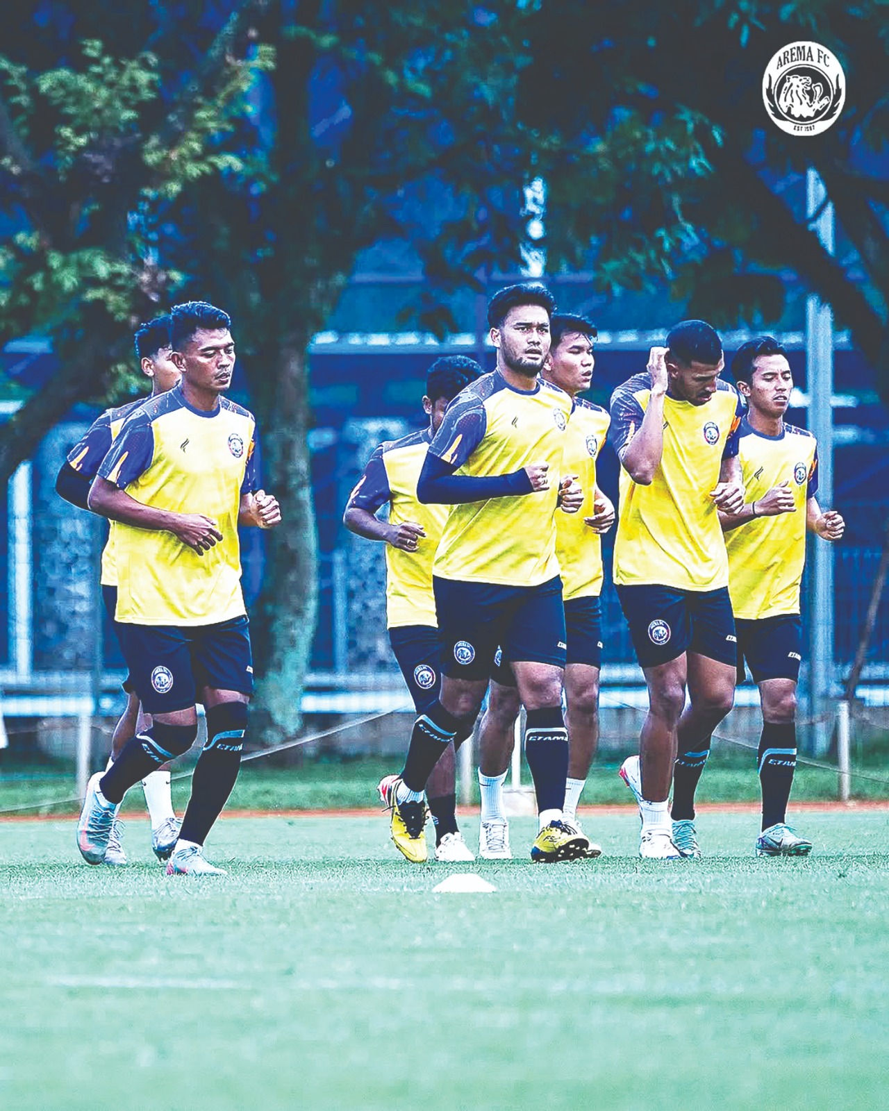 JADWAL PADAT: Para pemain Arema FC jogging sebelum memulai sesi latihan di Lapangan Sepak Bola Bandung kemarin.