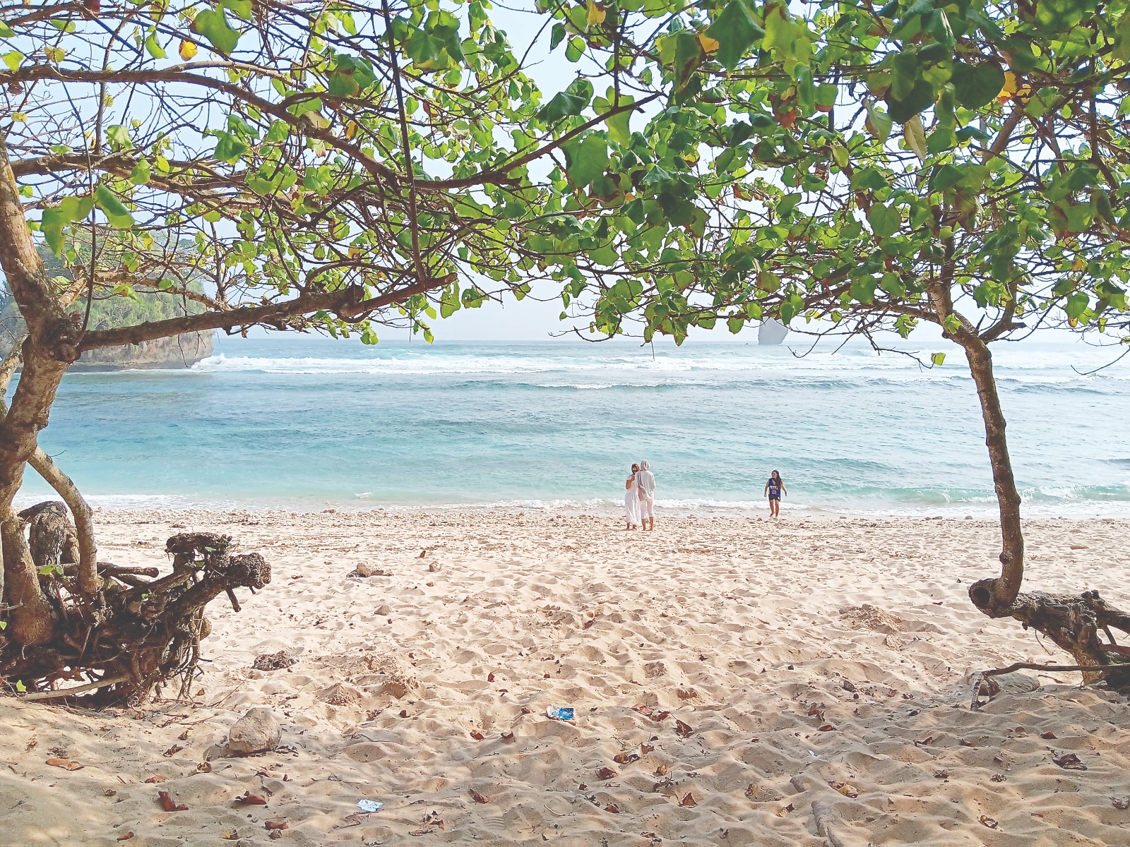 OBJEK WISATA: Wisatawan menikmati keindahan Pantai Watu Leter di Desa Sitiarjo, Kecamatan Sumbermanjing Wetan. Destinasi tersebut turut menyumbang sektor pajak.