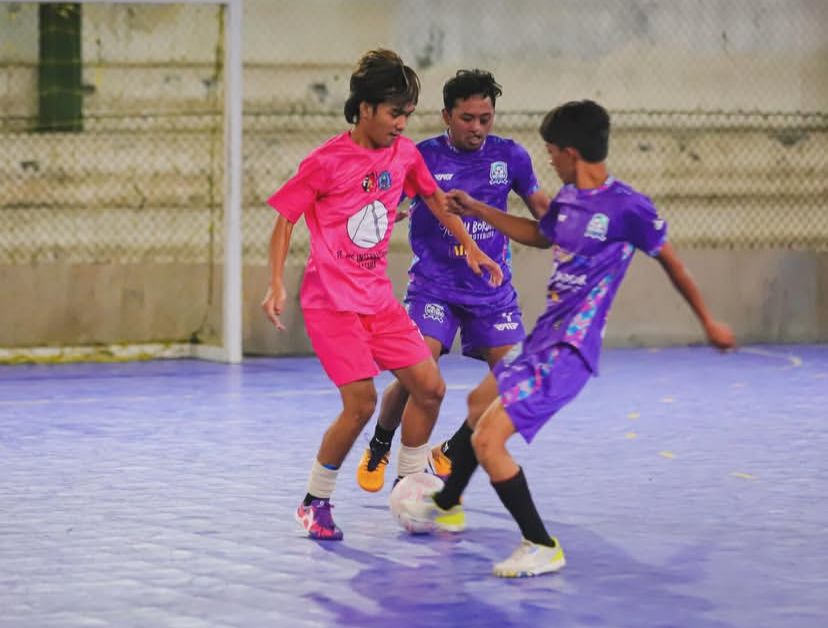 MENARIK: Bermain futsal menjadi kegiatan favorit dikala waktu senggang kuliah di Lapangan Futsal SM Malang.