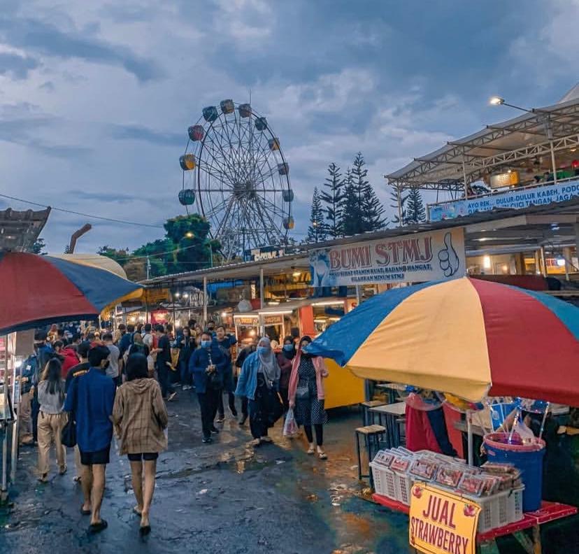 Food Court Alun-Alun Batu jadi surga kuliner malam hari dengan beragam pilihan makanan enak yang siap memanjakan lidah wisatawan.