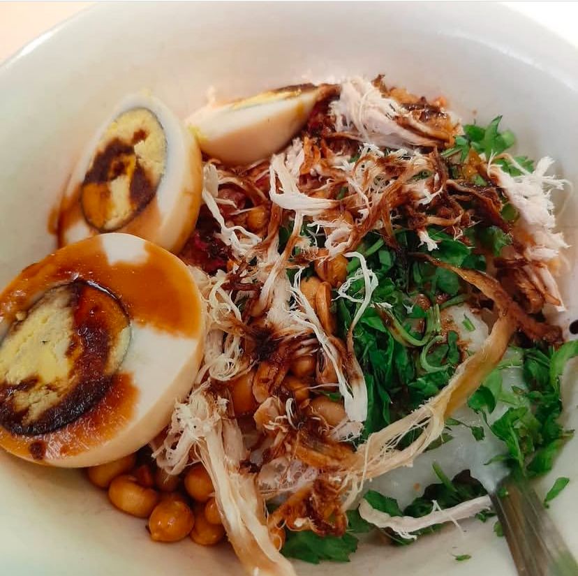 MENGGUGAH SELERA: Menyantap kehangatan bubur ayam di pagi hari menjadi kewajiban dikala berangkat ke kampus.