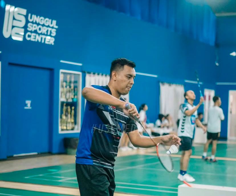 MENANTANG: Bermain bulu tangkis dengan suasana seperti bermain di lapangan turnamen internasional di Unggul Sports Center.