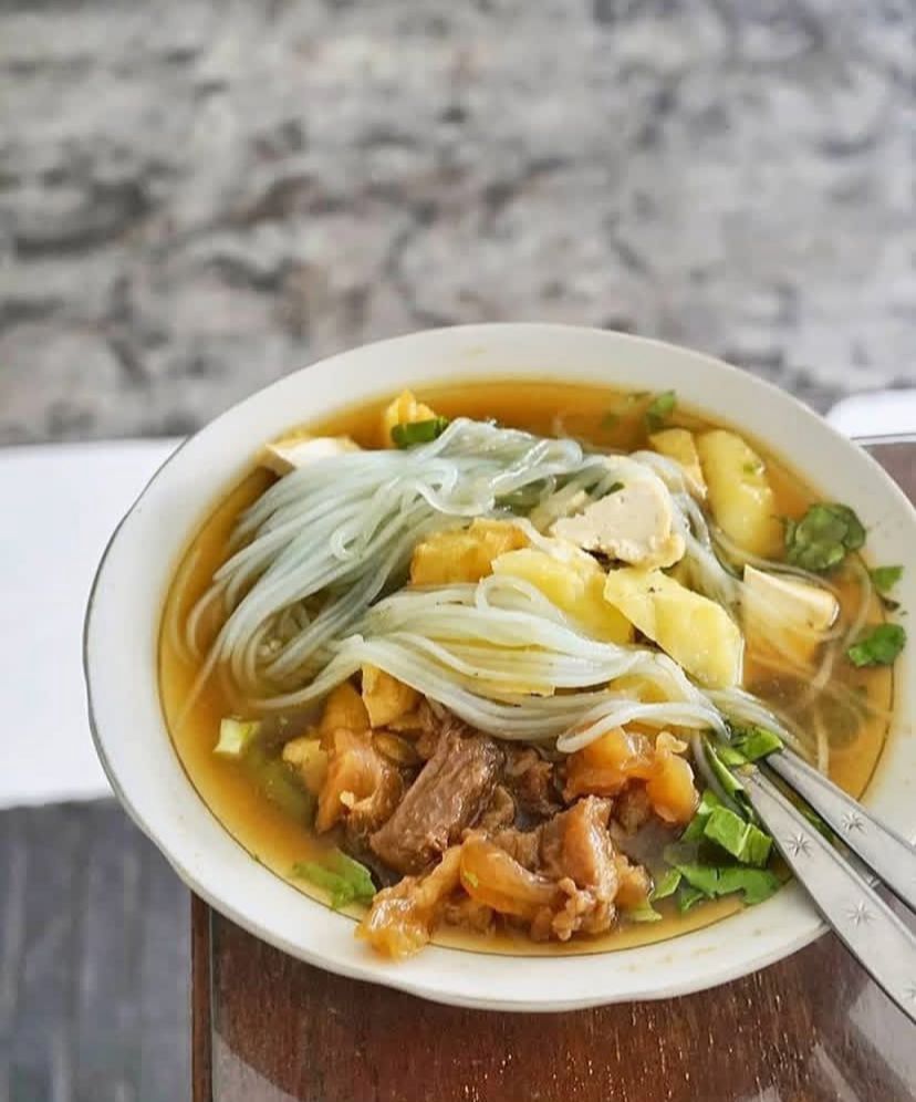 SEDAP: Nikmatnya menyatap tahu campur dengan beragam topping dan disantap pada cuaca dinginnya Kota Malang.