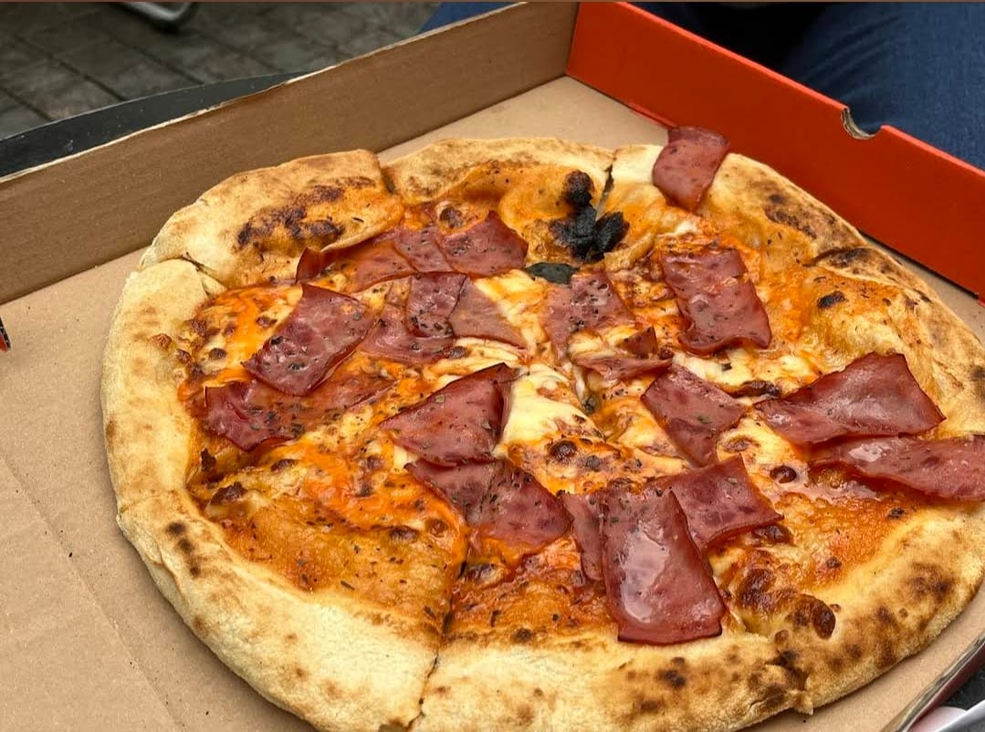 MENGGIURKAN: Satu loyang  pizza dengan topping tebal ala CotaSlice ini jadi favorit baru mahasiswa&nbsp;kos&nbsp;Malang