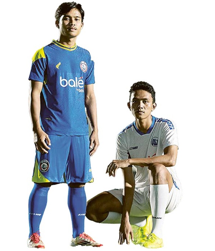 TAMPILAN BARU: Hamzah Titofani dan Achmad Figo (kanan) memakai jersey Singo Edan musim kompetisi 2025/2026.
