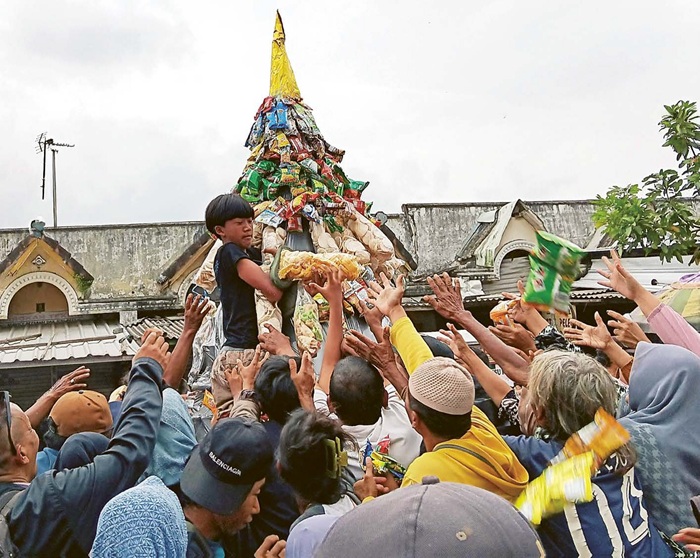 HORMATI LELUHUR: Warga berebut tumpeng di sekitar makam Mbah Sogol Desa Gondanglegi Wetan, Kecamatan Gondanglegi kemarin (7/7).